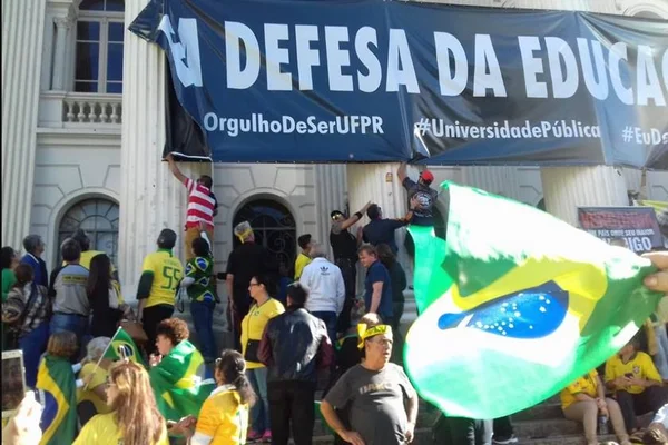 Reitor diz que manifestantes arrancaram faixa de apoio à educação