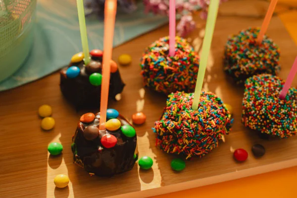 Imagem colorida de pedaços de bolos em palito