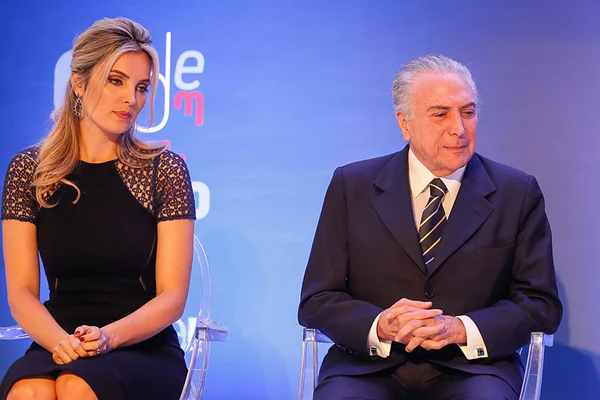 Marcela Temer “tropeça” ao discursar em evento no Planalto