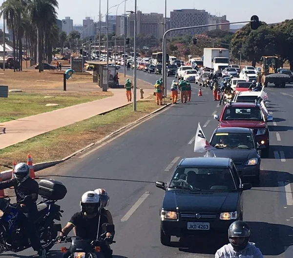 Policiais e bombeiros do DF fazem passeata para pedir aumento salarial
