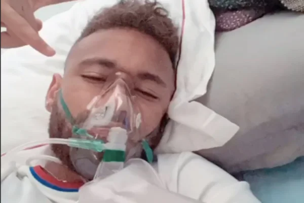 Neymar posta selfie com inalador e preocupa fãs do craque