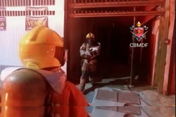 Vídeo: bombeiros salvam homem e quatro pets de incêndio em casa no DF