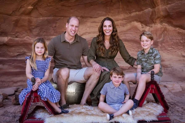 Harry, Kate. George, Louis e Charlotte posando para a foto de natal de 2021