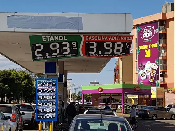 Gasolina baixou ainda mais no DF e já é vendida a R$ 3,98