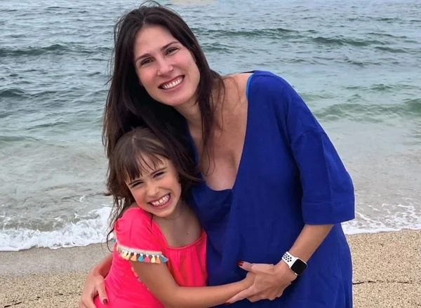 ******Fotografia colorida mostra a economista Marina Helena, do Novo, e sua filha Luna, de 7 anos, na praia - Metrópoles