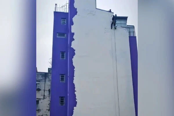 Imagem colorida mostra prédio que tinha mural com a personagem Wandinha apagado no centro de São Paulo - Metrópoles