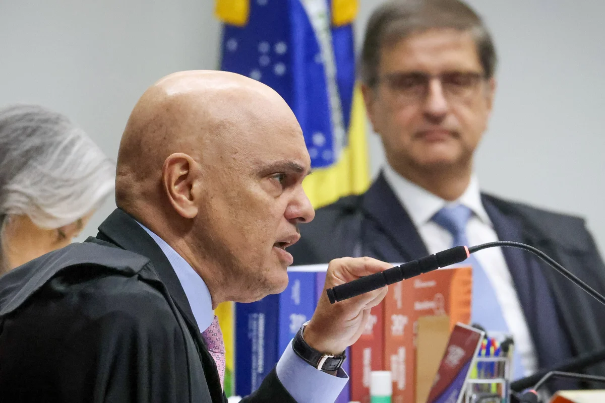 Moraes diz que Bolsonaro comete "falta grave" ao ter arma em casa