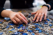 Pratique exercícios específicos para a memória, como jogos com palavras, sudoku, 7 erros, caça-palavras, dominó, palavras cruzadas ou montar um quebra-cabeças Pratique exercícios específicos para a memória, como jogos com palavras, sudoku, 7 erros, caça-palavras, dominó, palavras cruzadas ou montar um quebra-cabeças
