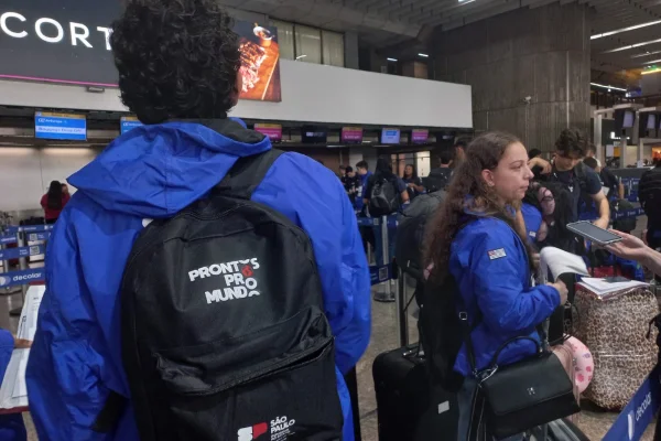 Estudantes da rede pública de SP no Aeroporto de Guarulhos para embarcar para intercâmbio no Reino Unido - Metrópoles