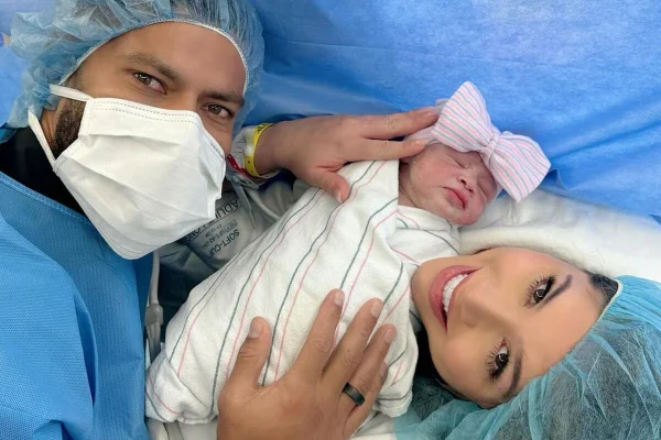 Hulk Paraíba posa com a esposa, Camila,e a filha caçula - Metrópoles