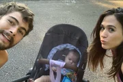 Tatá Werneck e Rafa Vitti posam com a filha, Clara Maria