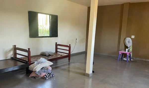 Superlotação: clínica esconde pacientes no mato durante vistoria