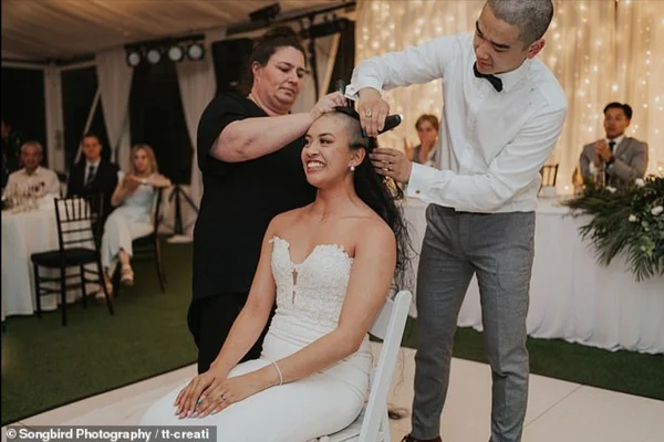 Noiva raspa o cabelo durante casamento em apoio à luta da mãe contra câncer