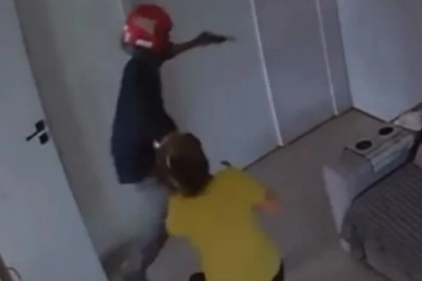 Imagem colorida de idosa sendo agredida- Metrópoles