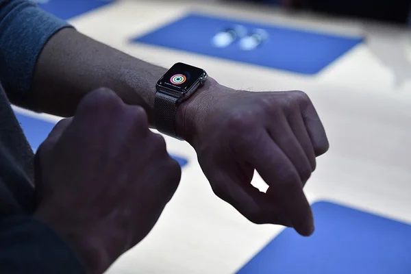 Smartwatches são proibidos em visitas a presídios do DF
