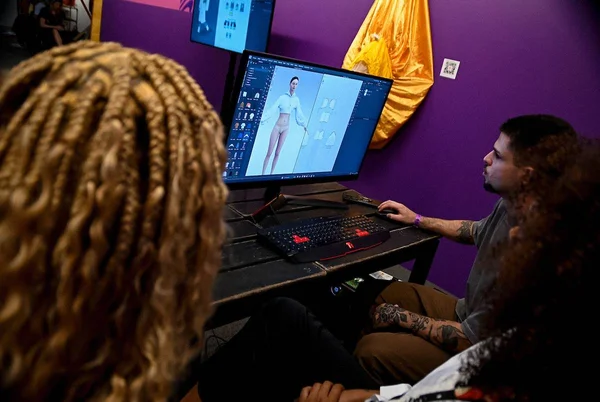 Oficina com Software de Fashion Design no MFDF 2023 - Metrópoles