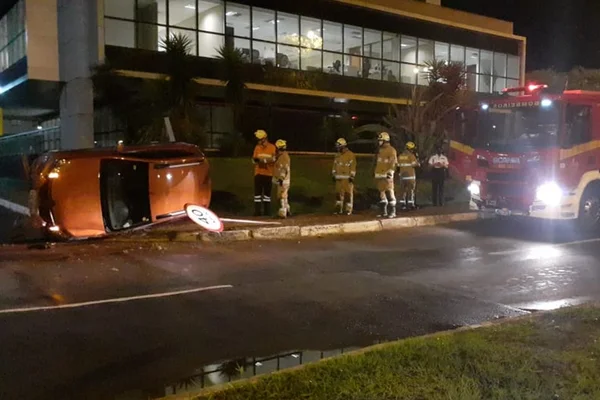 Carro capota no DF