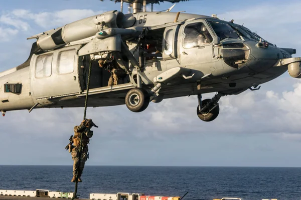Imagem colorida mostra militares dos EUA no Caribe - Metrópoles