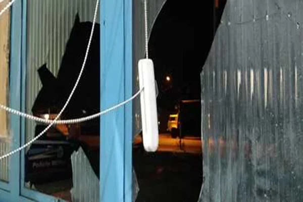 Mulher pede para ser presa, PM oferece ajuda e ela quebra vidros de quartel
