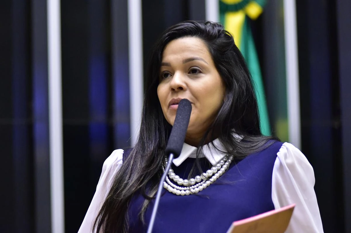 Priscila Costa é avaliada como vice de Flávio Bolsonaro para unificar campanha do PL