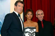 Pierce Brosnan, Halle Berry e Lee Tamahori. na estreia de 007: Um Novo Dia Para Morrer Pierce Brosnan, Halle Berry e Lee Tamahori. na estreia de 007: Um Novo Dia Para Morrer