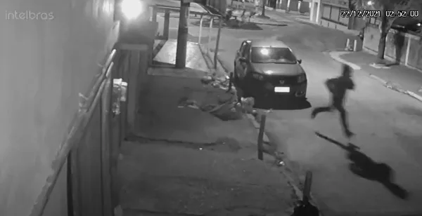 Homem corre na rua onde Léo Mídia foi morto em Nilópolis (RJ)