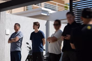 Vigiado por policiais, Bolsonaro aparece ao lado do filho Jair Renan