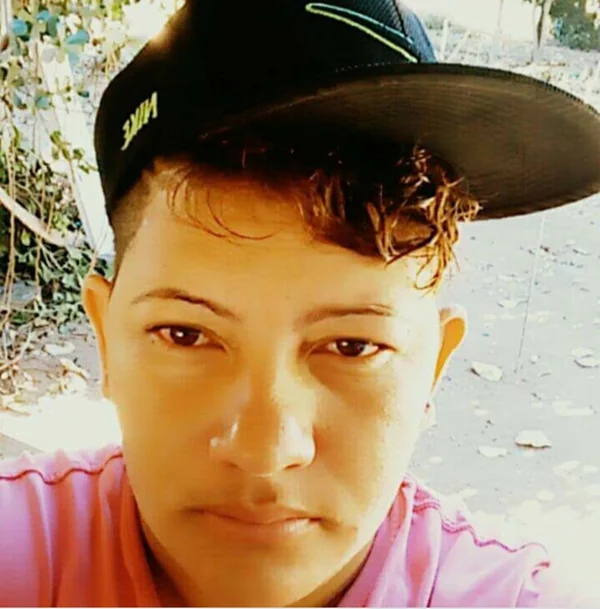 mulher de boné