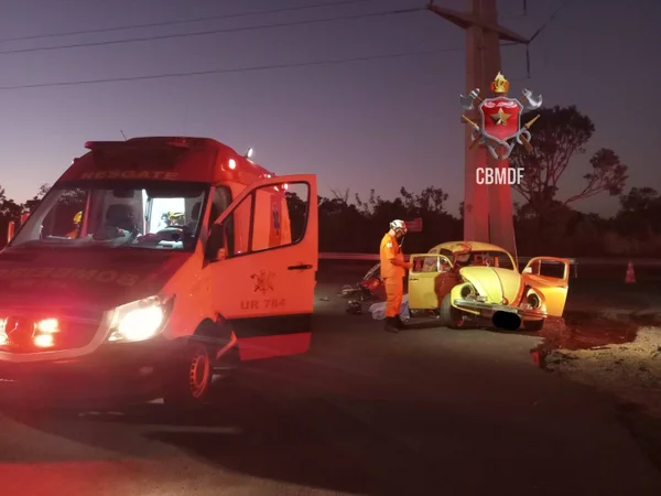 Bombeiros socorrem motorista de fusca que se acidentou contra moto