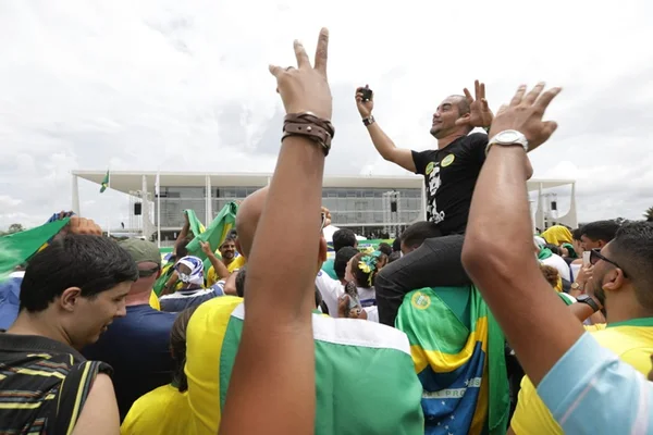 “Fora Dilma, Temer e STF”: veja os gritos dos apoiadores de Bolsonaro