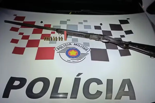A Polícia Militar de Salmourão (SP) encontrou uma espingarda na residência do homem. Ele alega que vizinho ouvia músicas de baixo calão - Metrópoles