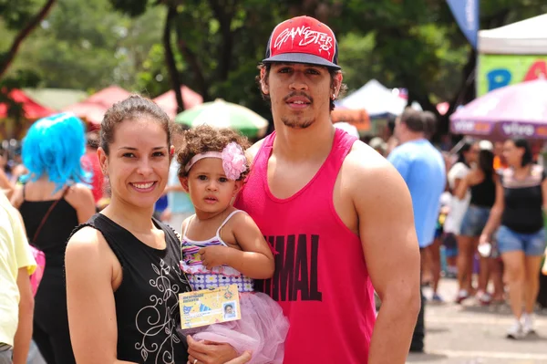 Ao pular carnaval, não descuide dos pequenos. Identificação infantil pode ser impressa pela internet