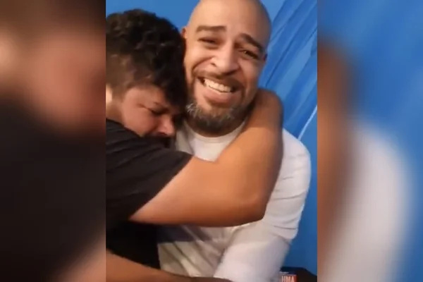 Fã de Adriano Imperador se ajoelha e faz craque chorar em bar no Rio