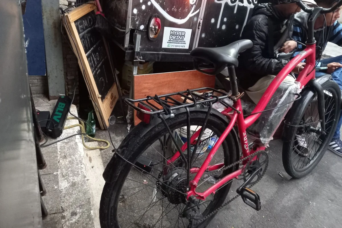 Bicicleta elétrica durante recarga na zona sul de São Paulo Bicicleta elétrica durante recarga na zona sul de São Paulo