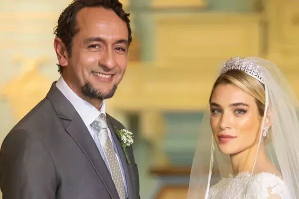 Foto colorida de um homem e uma mulher no altar-Metrópoles