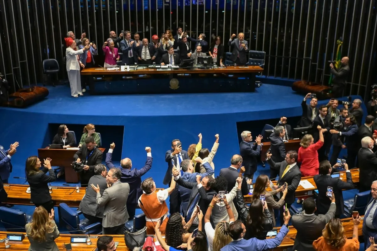 O Senado Federal aprovou, em 1⁰ e 2⁰ turno, a Proposta de Emenda à Constituição (PEC) que prevê o fim da escala de trabalho 6x1.
O Senado Federal aprovou, em 1⁰ e 2⁰ turno, a Proposta de Emenda à Constituição (PEC) que prevê o fim da escala de trabalho 6x1.