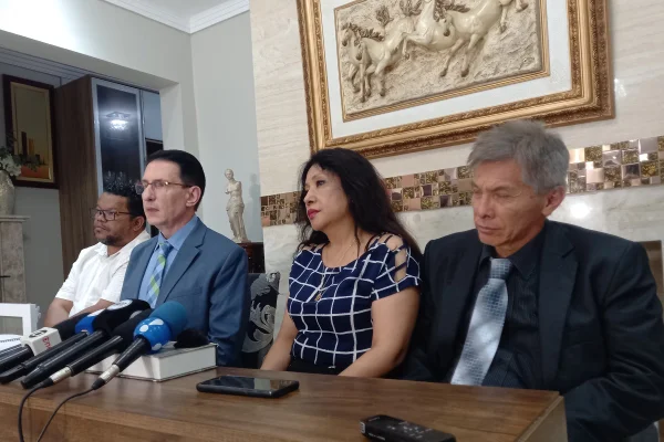 Imagem mostra pessoas reunidas diante de microfones. São os pais de um estudante morto pela PM - Metrópoles