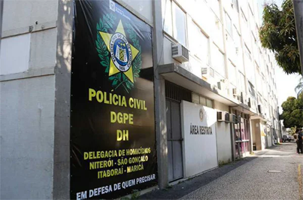 Homem espanca patroa até a morte com carranca de madeira