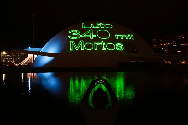 Projeção Museu Niemeyer