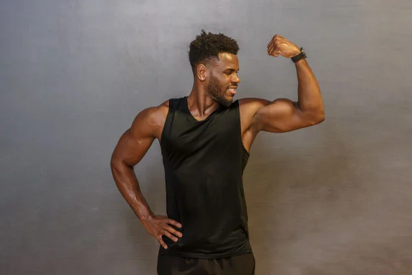 foto colorida homem negro mostrando braços definidos