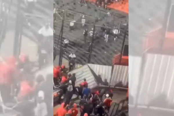 Imagem colorida de torcedores brigando na divisa da arquibancada - Metrópoles