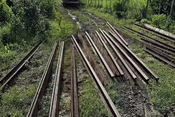 Imagem colorida, homem preso por furtar trilho - Metrópoles