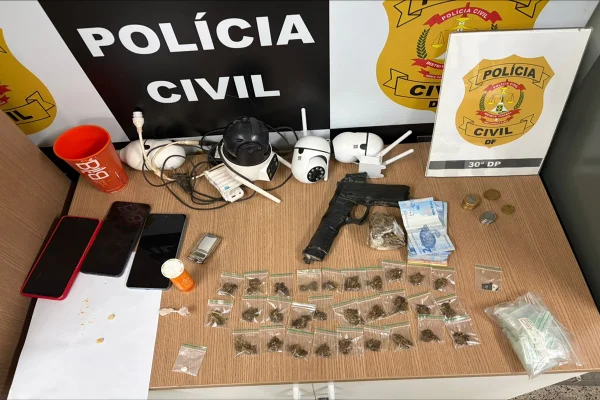 Dupla usava câmeras para vigiar ponto de drogas em campo de futebol no DF - destaque galeria Dupla usava câmeras para vigiar ponto de drogas em campo de futebol no DF - destaque galeria
