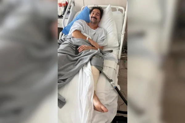 O ator mexicano Alfonso Herrera precisou passar por uma cirurgia no joelho logo após passagem pelo Brasil - Metrópoles