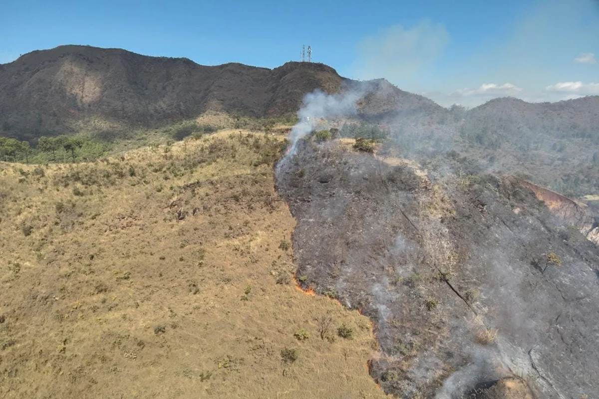 Incêndio é controlado na Serra do Curral em BH após mais de 7 horas