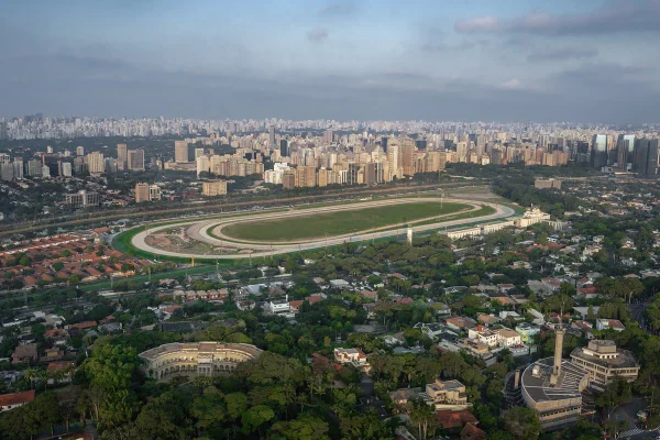 Imagem colorida mostra via aérea do Jockey Club de SP, com uma pista circular - Metrópoles