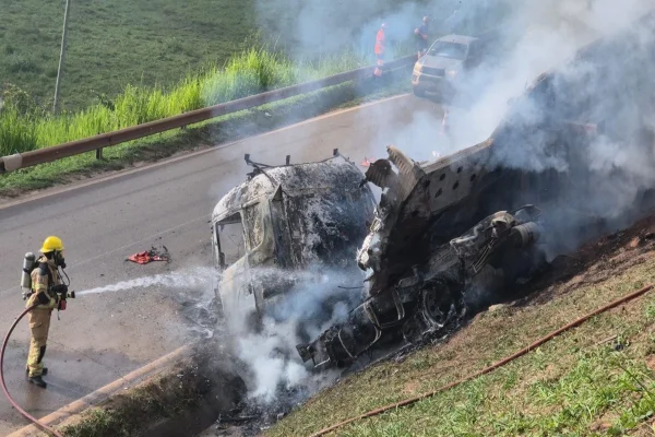 Carreta tomba, tem carga saqueada e é incendiada na BR-381, em MG