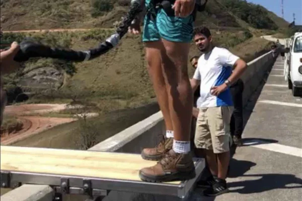 Minutos antes de salto fatal, Adam Cardoso (de branco) observou um praticante se lançar de viaduto em MG
