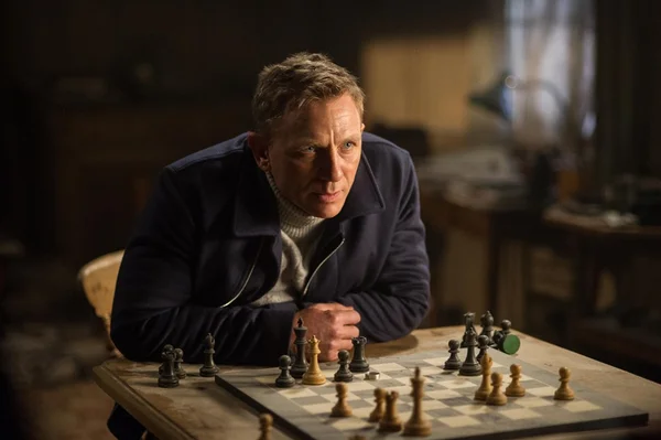 Saudosismo mal conduzido estraga “007 Contra Spectre”