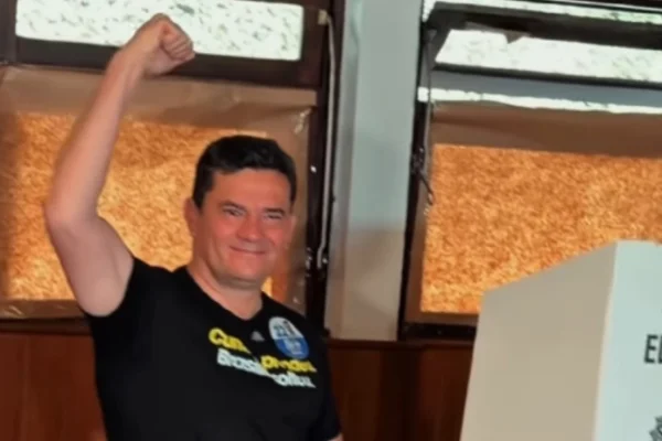 Imagem colorida,Moro vota e reafirma apoio a Flávio- Metrópoles